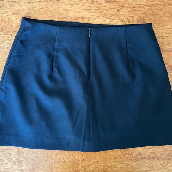 Steve Madden - Black Mini Skirt (Size 8) - Picture 3 of 4
